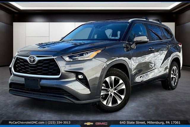 2023 Toyota Highlander XLE in Gray — front three-quarter view